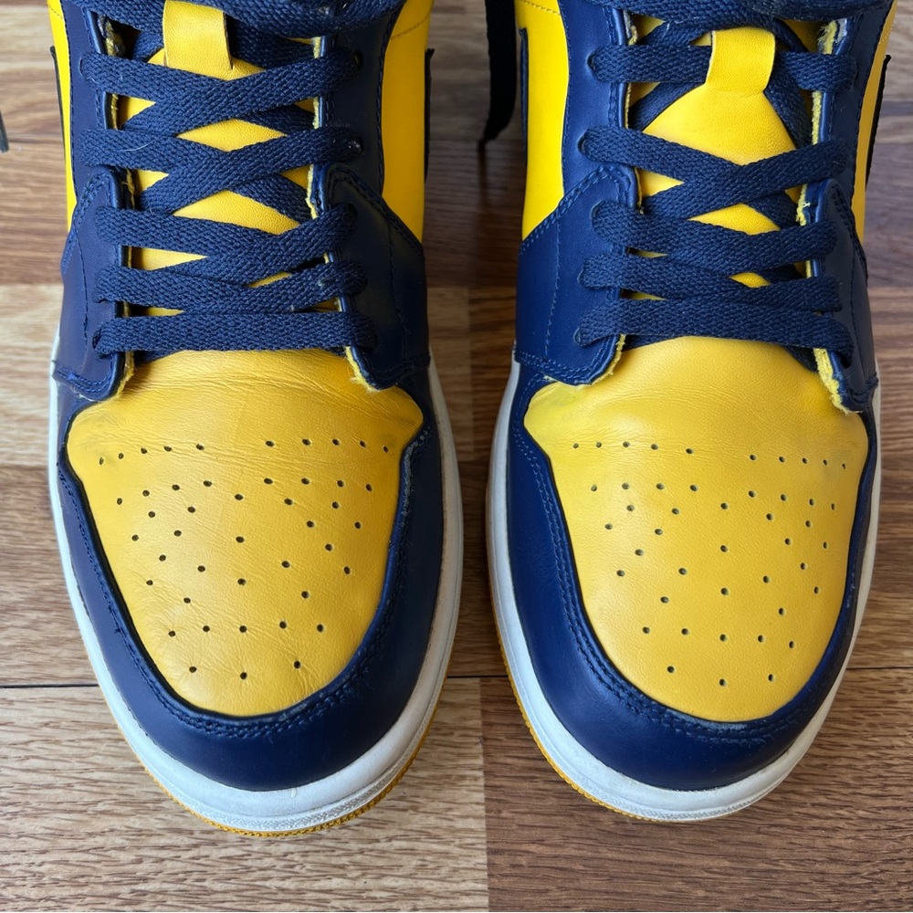 2012 AirJordan 1 Mid Michigan sneakers 554724-707 - Picture 5 of 13